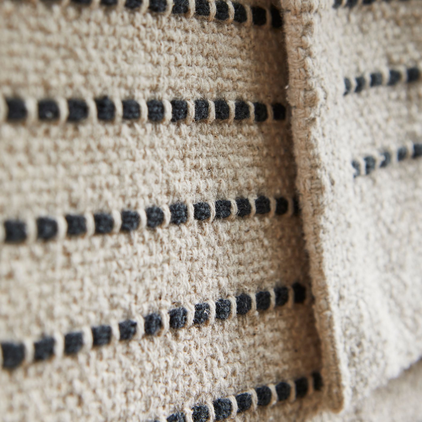 Un tapis STARREKLINTE naturel/noir, tissé à plat