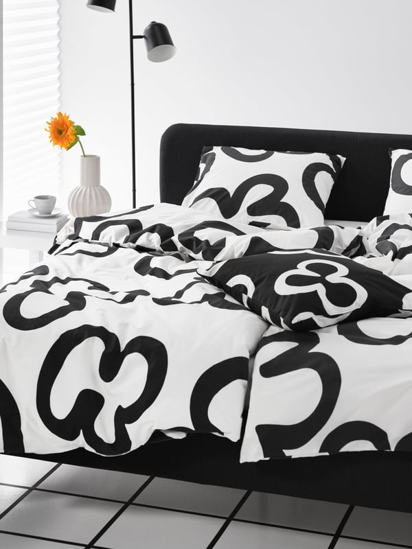 A white/black KLIPPBRÄCKA duvet cover and 2 pillowcases in the bedroom