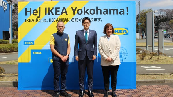 IKEA横浜のマーケットマネジャー、市長、イケア・ジャパンの社長ペトラが並んでいる