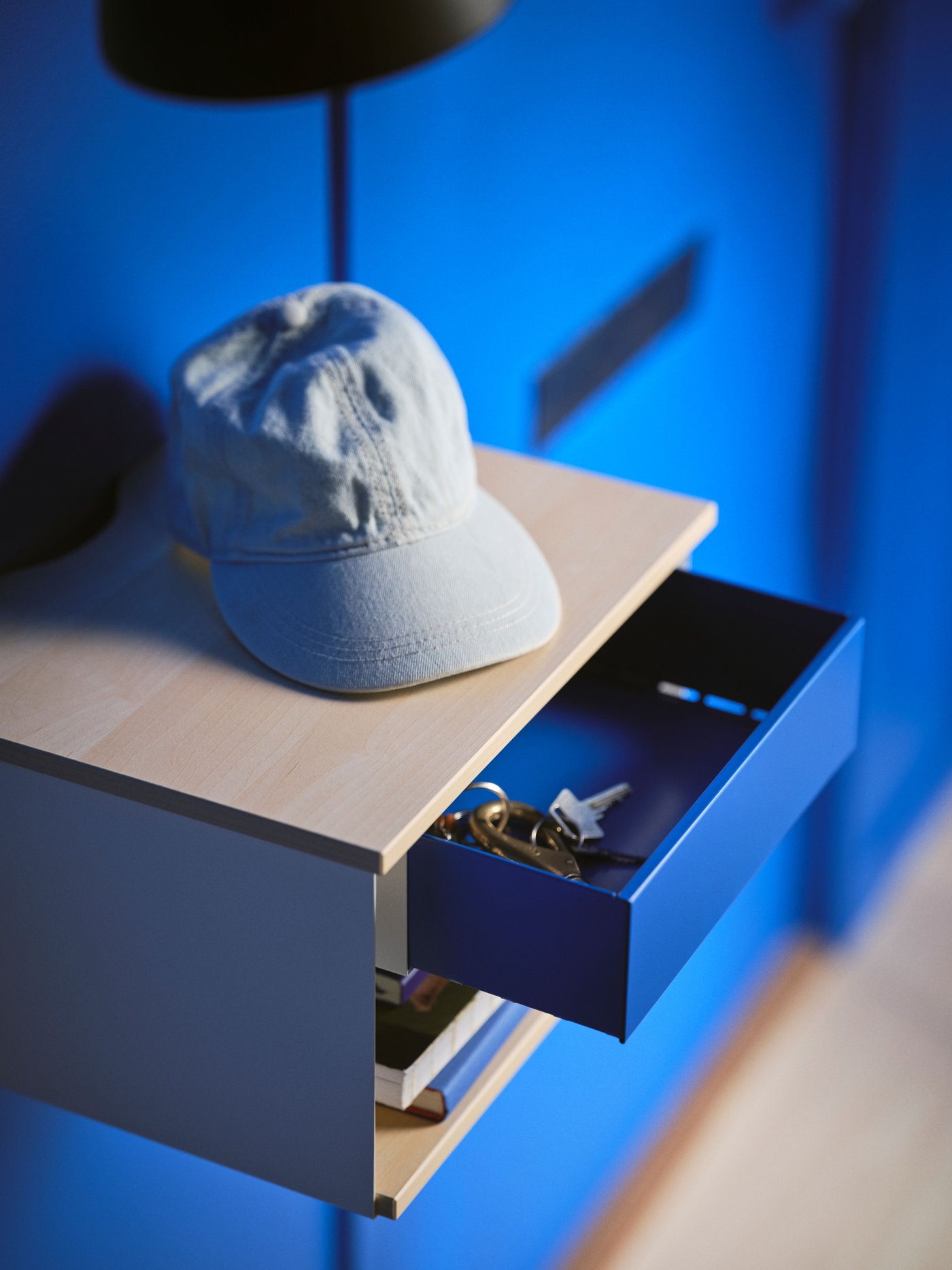 Série de poufs KJUGE en Knisa bleu moyen et Knisa gris foncé disposés en point d’interrogation.