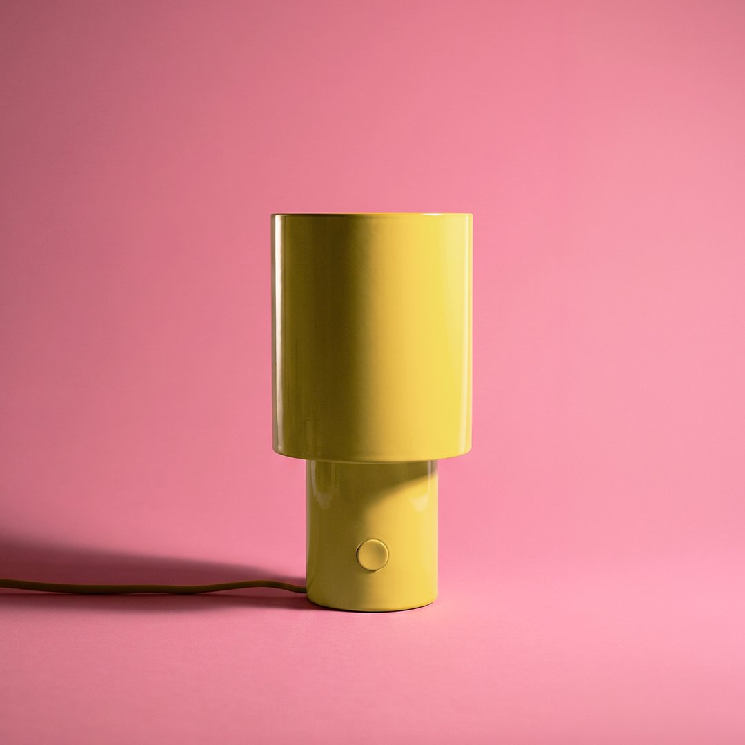 Lampe jaune sur fond rose