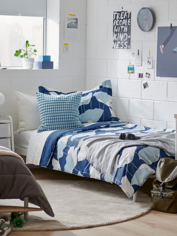 A blue/white GETRUTA comforter set