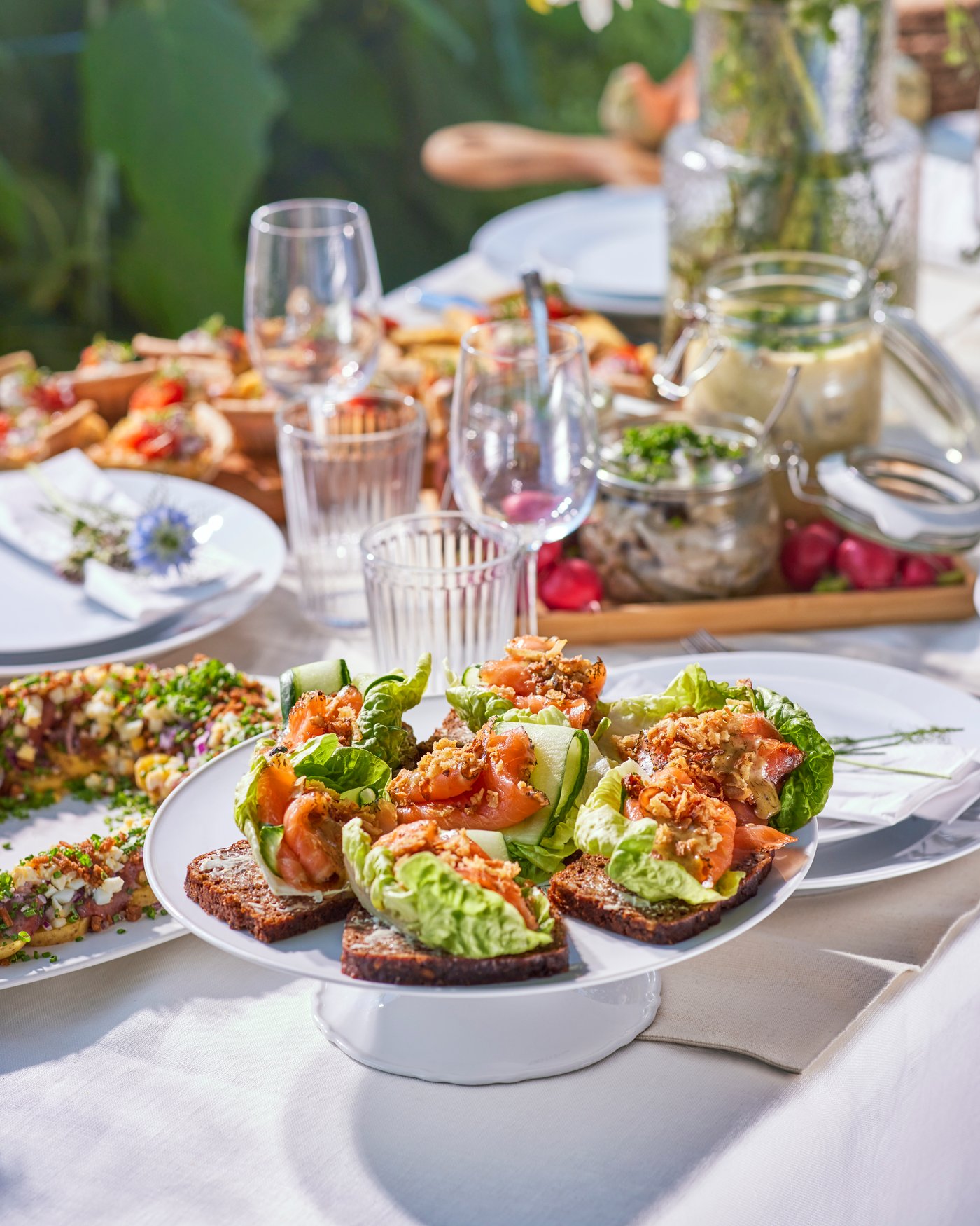 Ett sommarbord dukat utomhus.