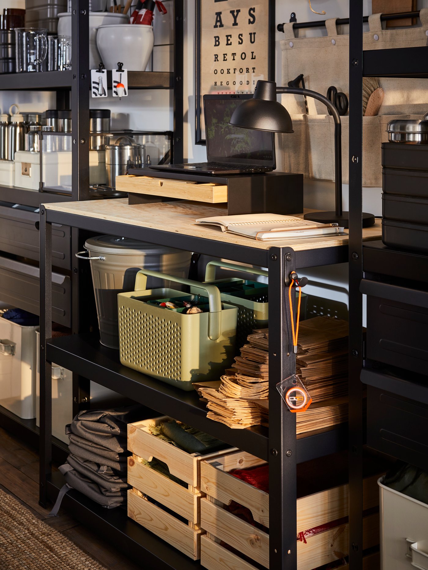Werkstattregal mit Lampen, Kisten, Körben und Holzboxen – ideal zur strukturierten Aufbewahrung im Hobbyraum.
