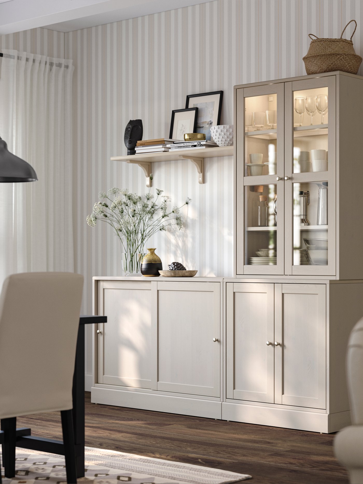 Ein beige graues HAVSTA Sideboard neben einem HAVSTA Vitrinenschrank. 