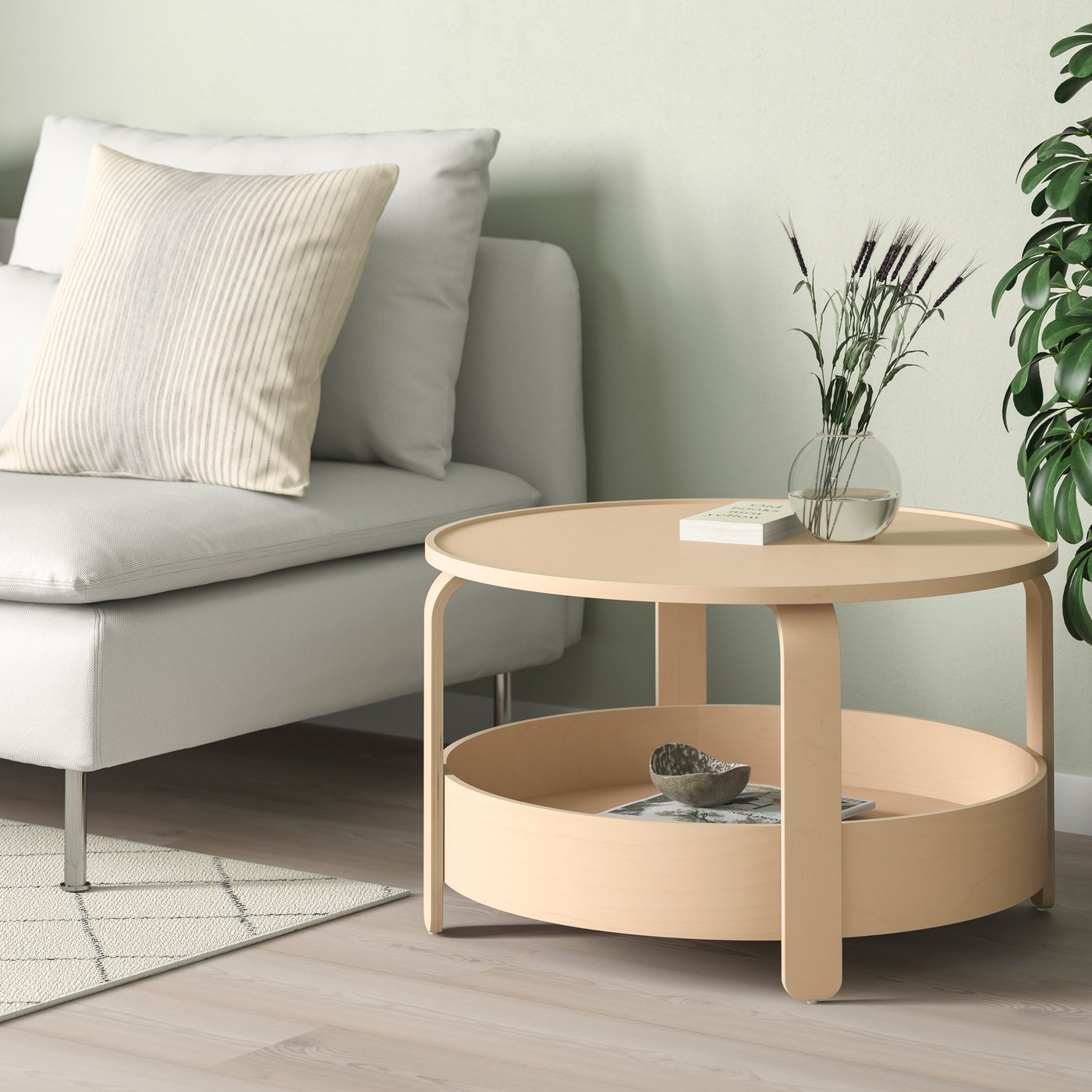Ein BORGEBY Couchtisch aus Birkenfurnier im Wohnzimmer.