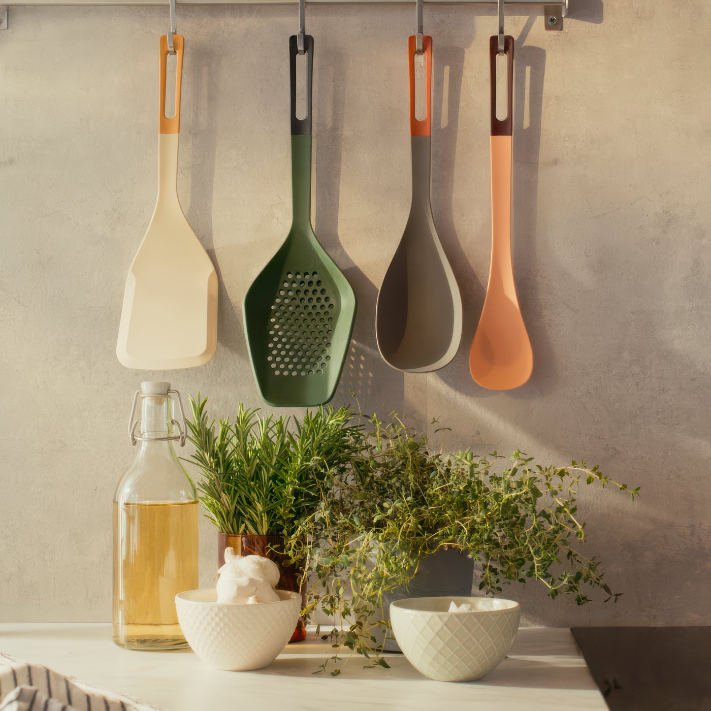 A light orange/dark red KNORRHANE spoon for cooking