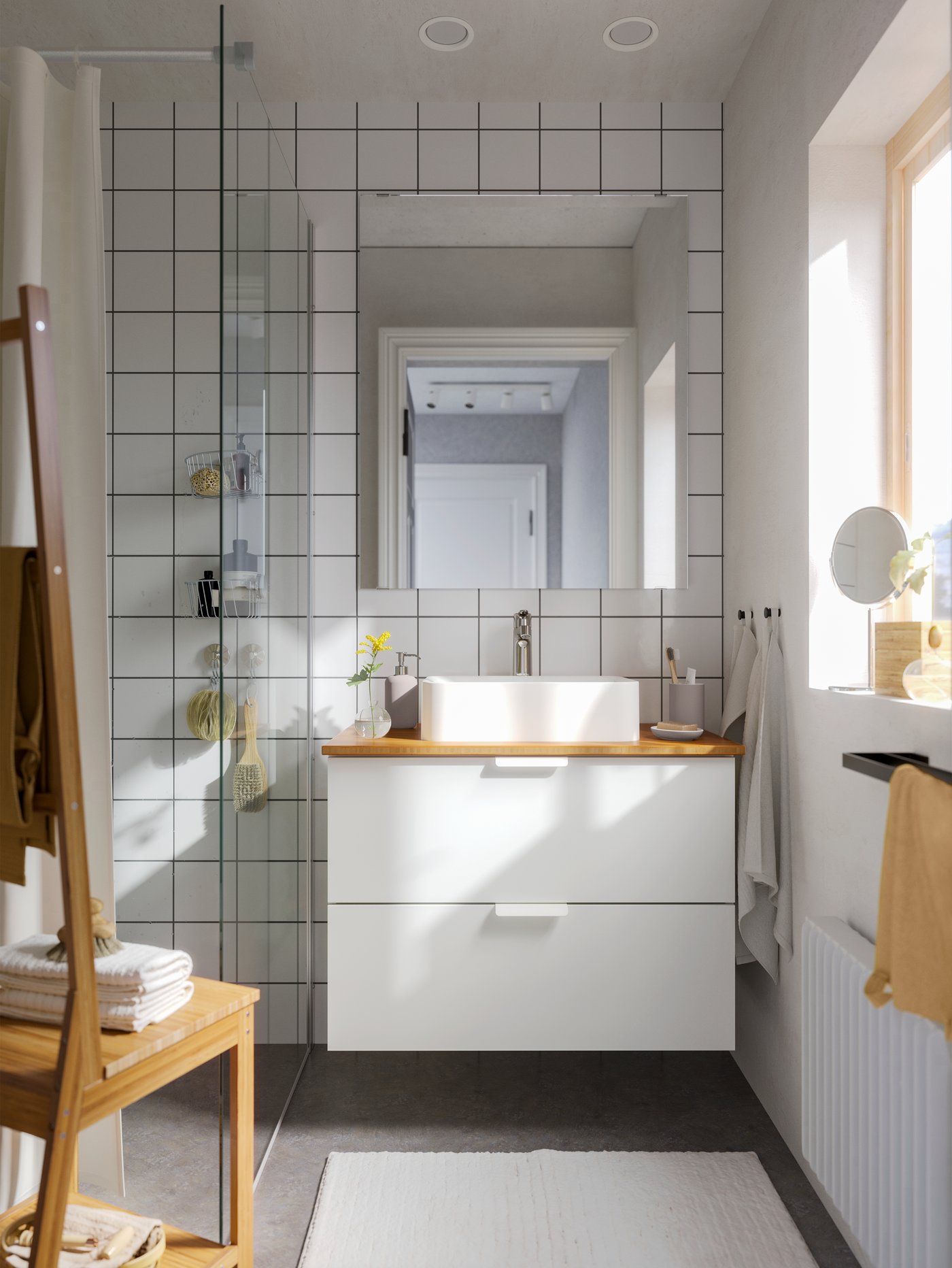 Postavitev kopalnice z belo umivalniško omarico.