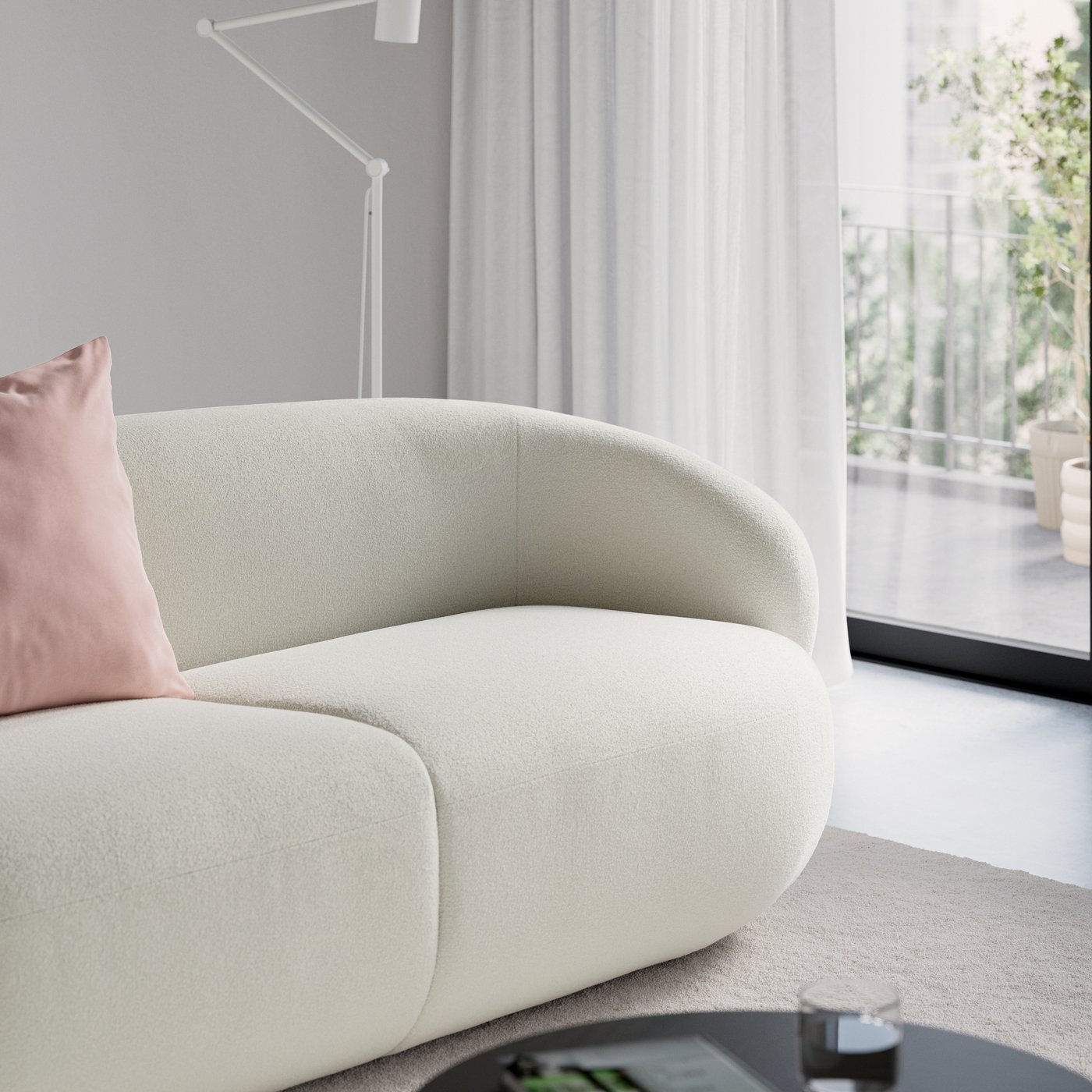 明るい部屋の窓の近くのランプの手前にオフホワイトのLILLESÄTER/リレセーテル 3人掛けソファが置いてある。