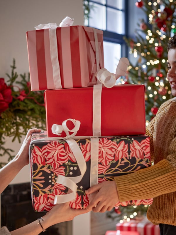 A mixed patterns pink VINTERFINT gift wrap roll in the living room