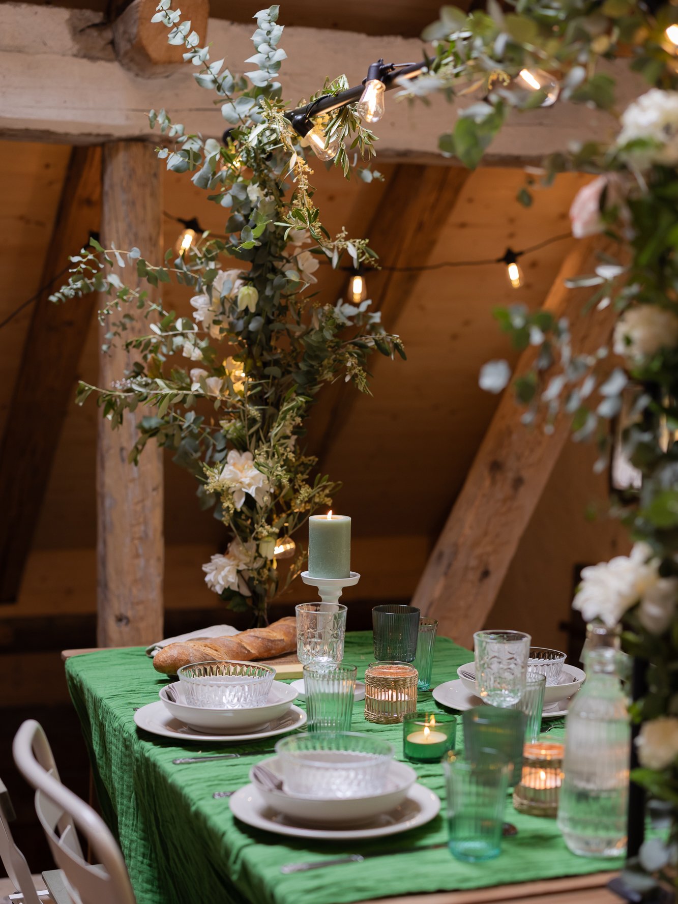 Eine künstliche Girlande für den Innen- und Aussenbereich in Rosa/Weiss von SMYCKA