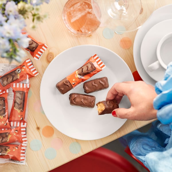 Une tablette de chocolat au lait BELÖNING certifiée Rainforest Alliance, fourrée au caramel et aux amandes salées.