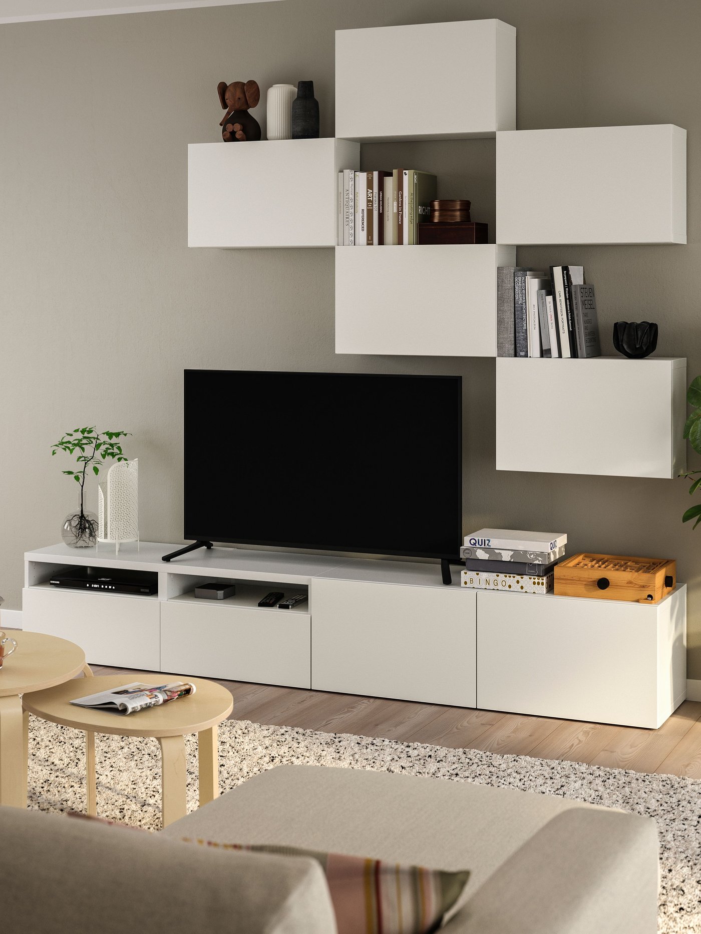 In einem Wohnzimmer ist eine weiße/Lappviken BESTÅ TV-Lösung zu sehen.