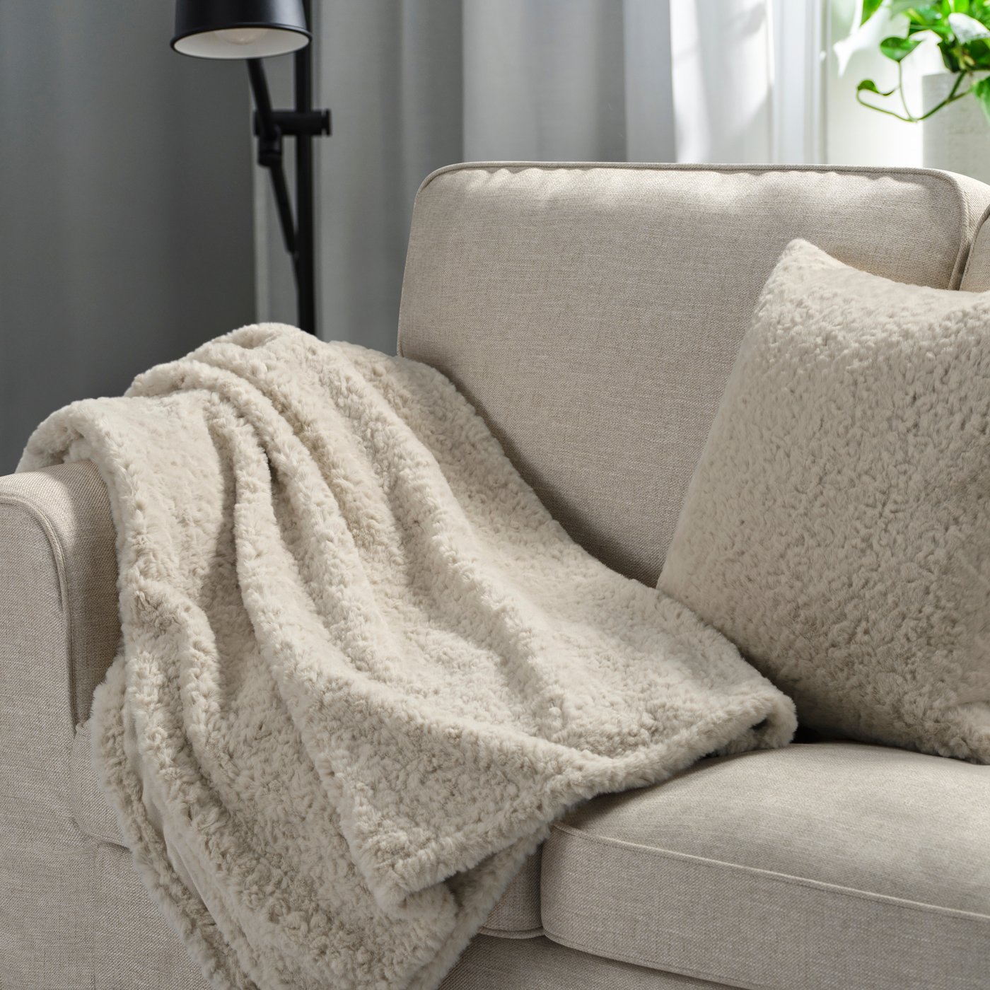 A beige NÄTNÄVA throw