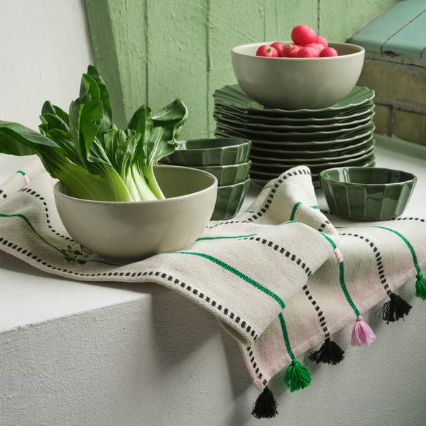 Vajilla verde sobre unos manteles individuales de rayas