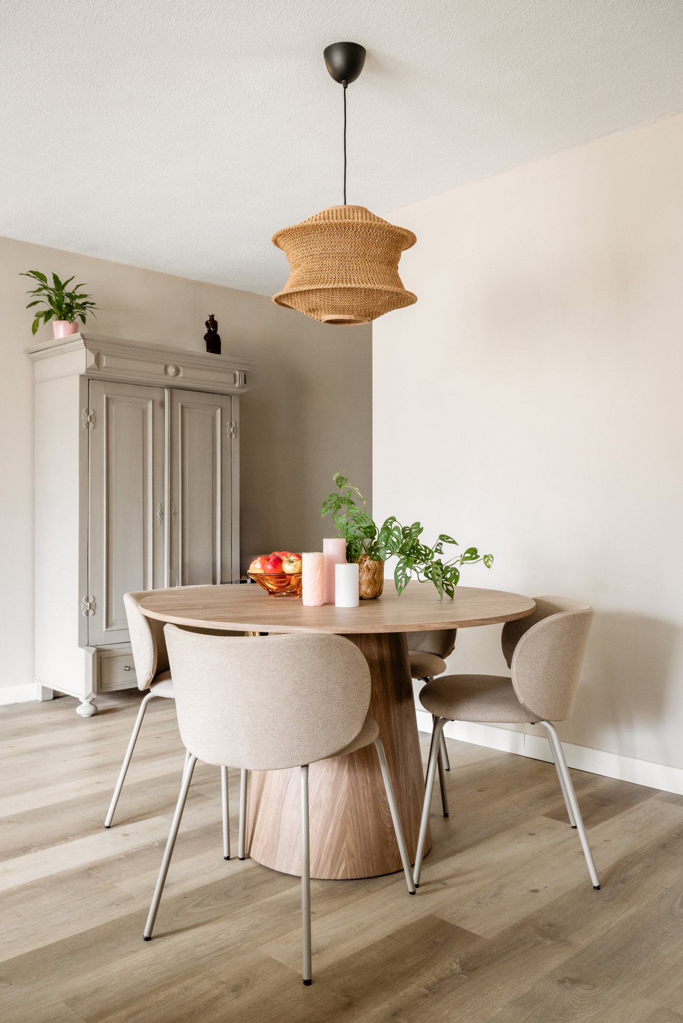 Eethoek bestaande uit ronde tafel en vier beige KRYLBO eetkamerstoelen. Boven de tafel hangt een BLÅSTÅNG / HEMMA lamp.