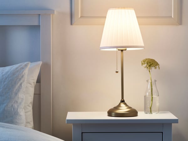 A brass/white ÅRSTID table lamp
