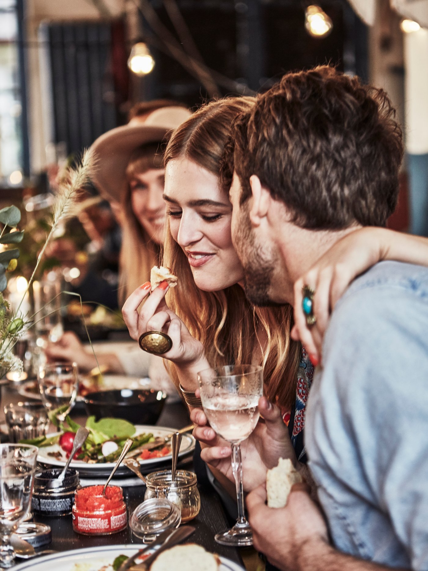 des amis qui mangent