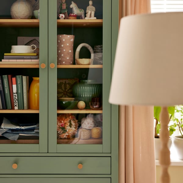 HEMNES/ヘムネス コレクションケース（引き出しx3）の隣のLENDA/レンダ カーテンが掛かっている窓の前にKINNAHULT/シンナフルト フロアランプが置いてある。