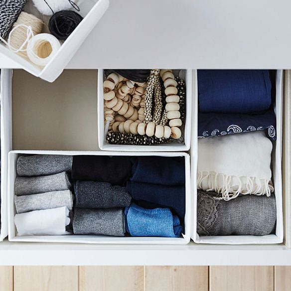 Eine weisse Kommode mit 4 Schubladen und Verriegelungsfunktion von VIHALS