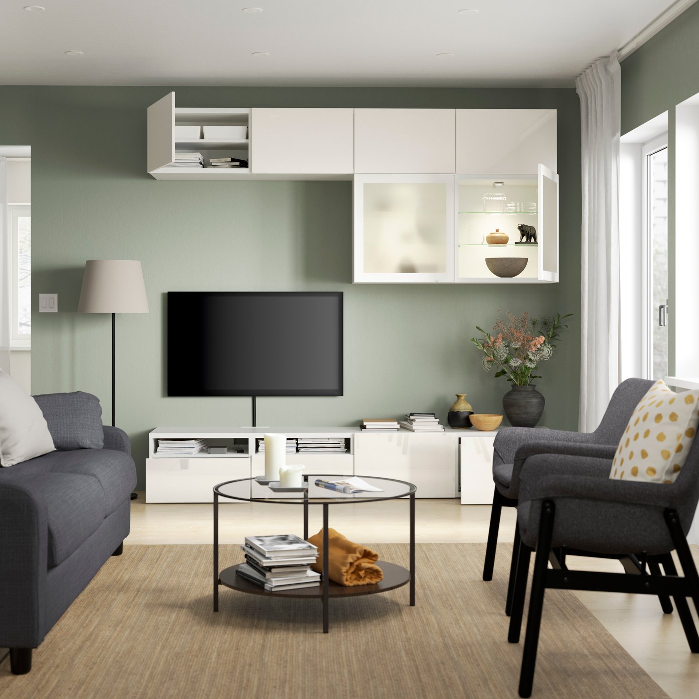 Une combinaison de rangement TV BESTÅ blanc/Selsviken brillant/verre dépoli blanc/portes en verre