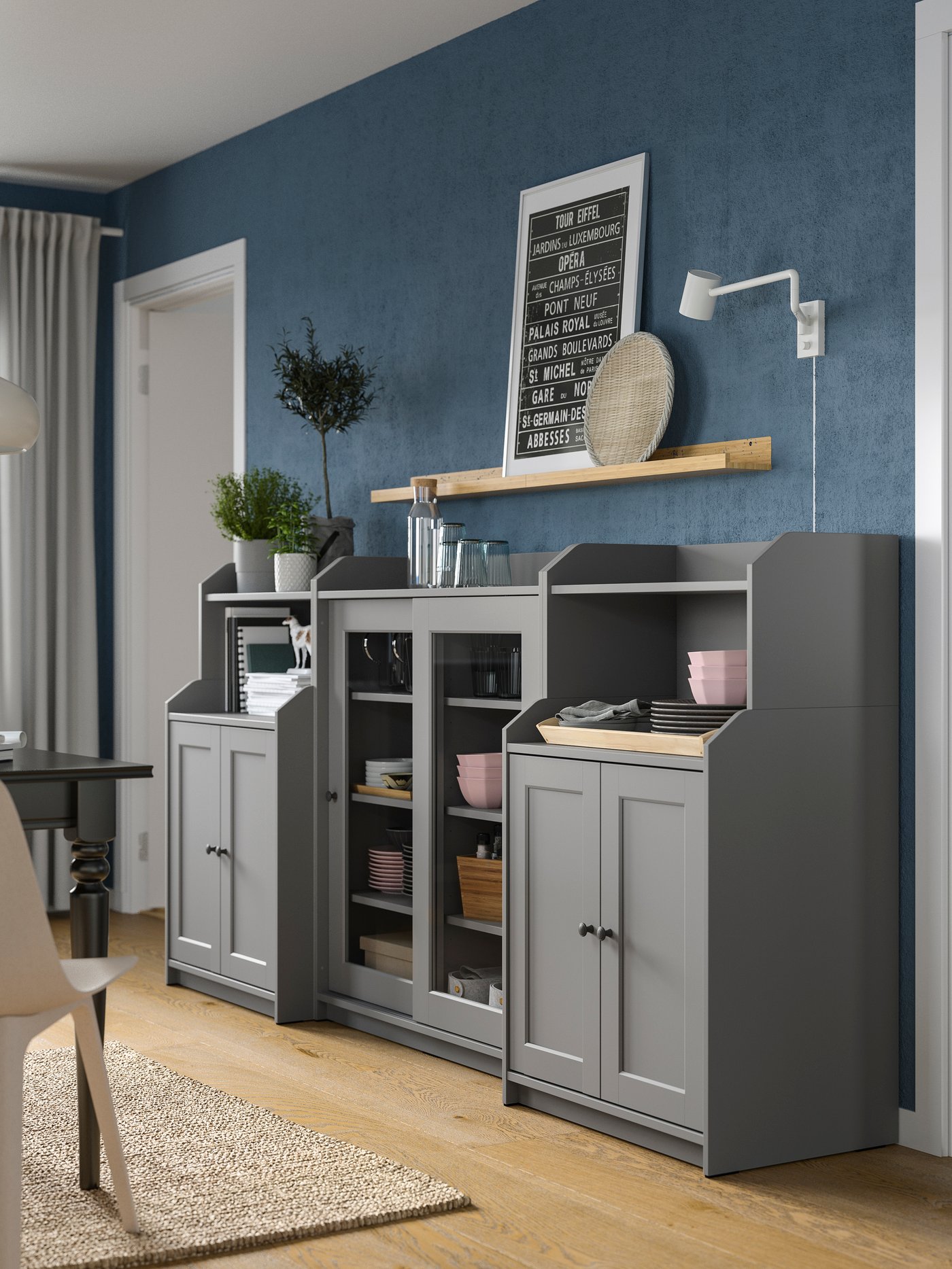 Un combinazione di mobili HAUGA grigi scuri in un soggiorno.