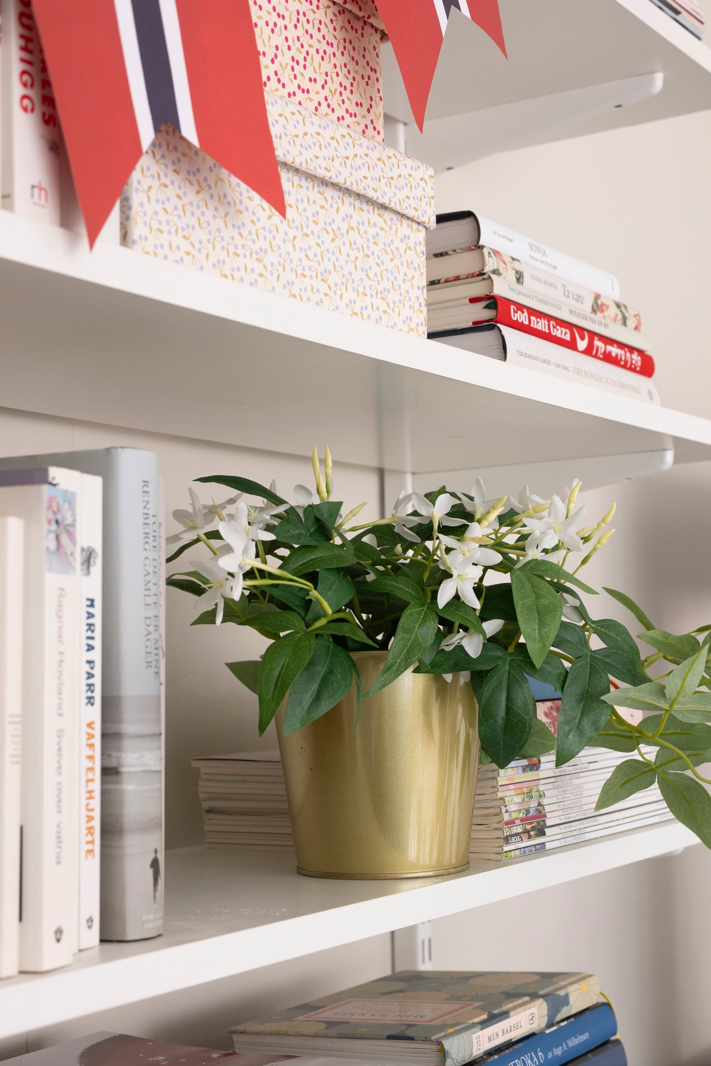 An in/outdoor/hanging jasmine FEJKA artificial potted plant