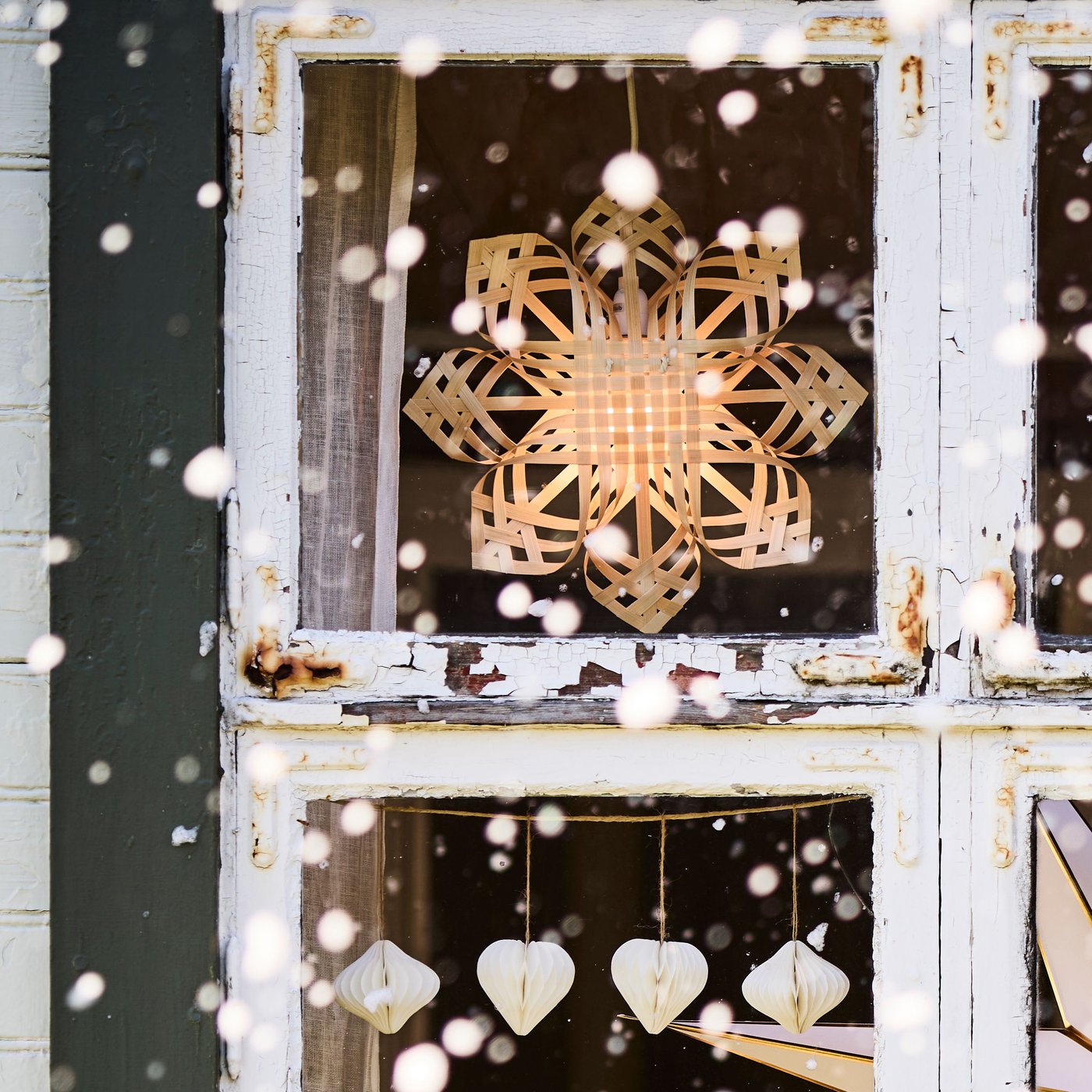 A bamboo STRÅLA lampshade