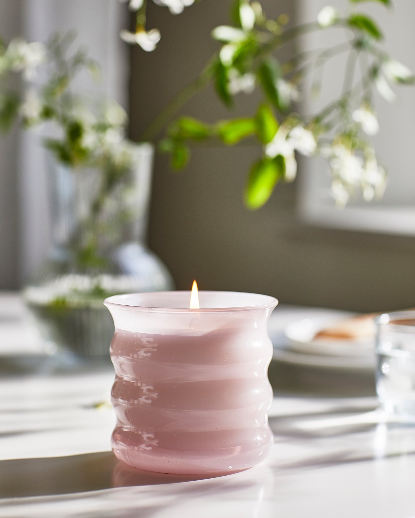 Růžová vonná svíčka LUGNARE ve skle, s vůní jasmínu