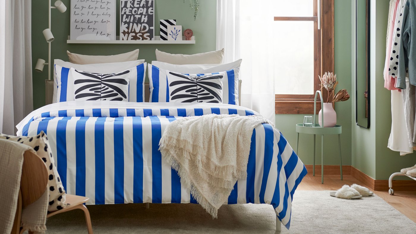 A blue/white SLÅNHÖSTMAL comforter set