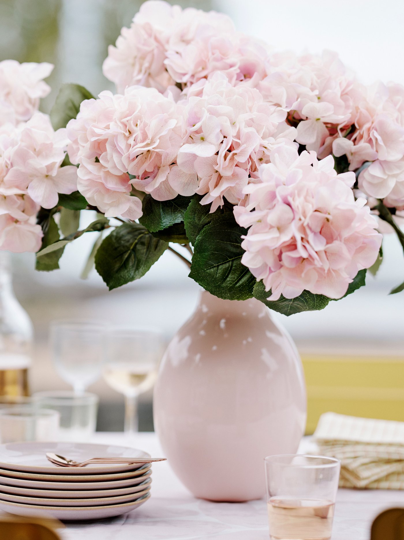 A pale pink BLODBJÖRK vase outside