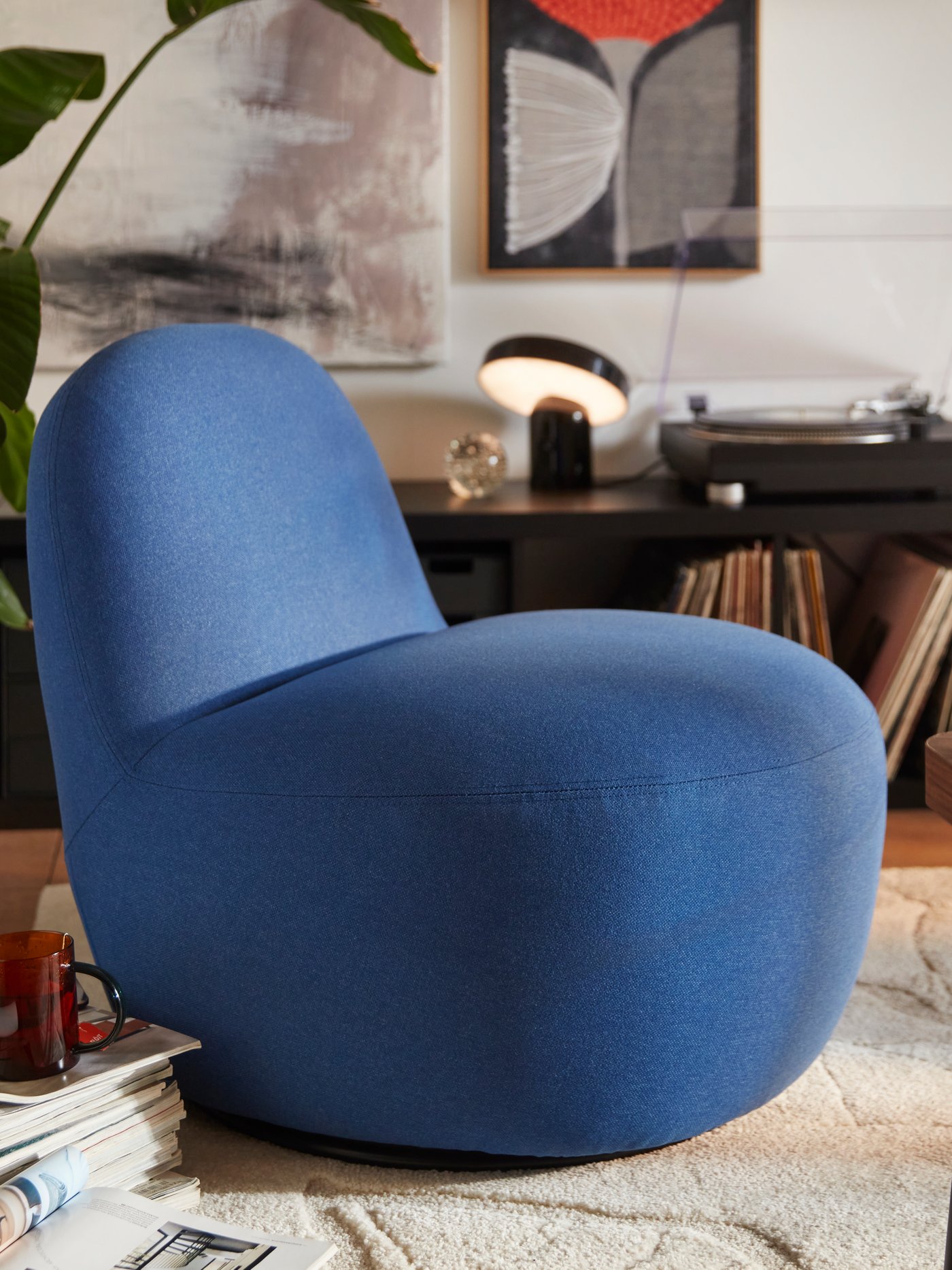 Niebieski fotel LILLESÄTER w pokoju dziennym.