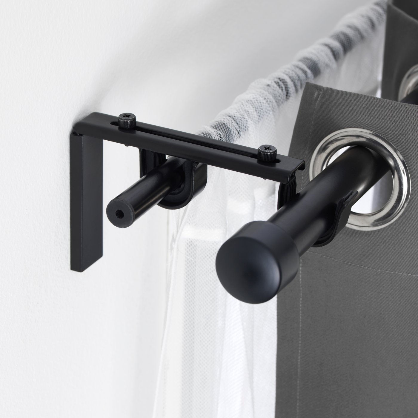 A black BETYDLIG curtain rod holder