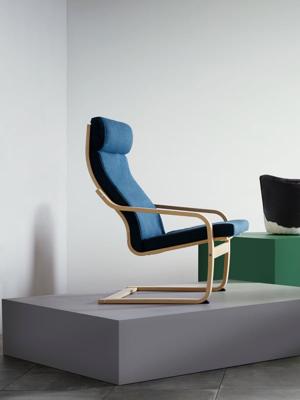 A birch veneer/Hillared dark blue POÄNG armchair in the living room