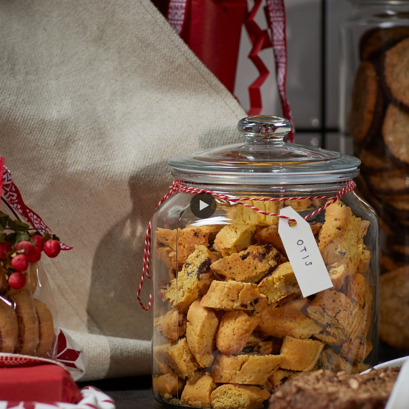 En glaskrukke med låg fyldt med julesmåkager 