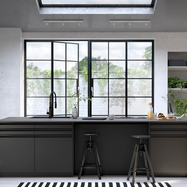 Schwarze Industrial Style Küche in einem modernen Loft. Küchenblock mit UPPLÖV Fronten in Anthrazit.