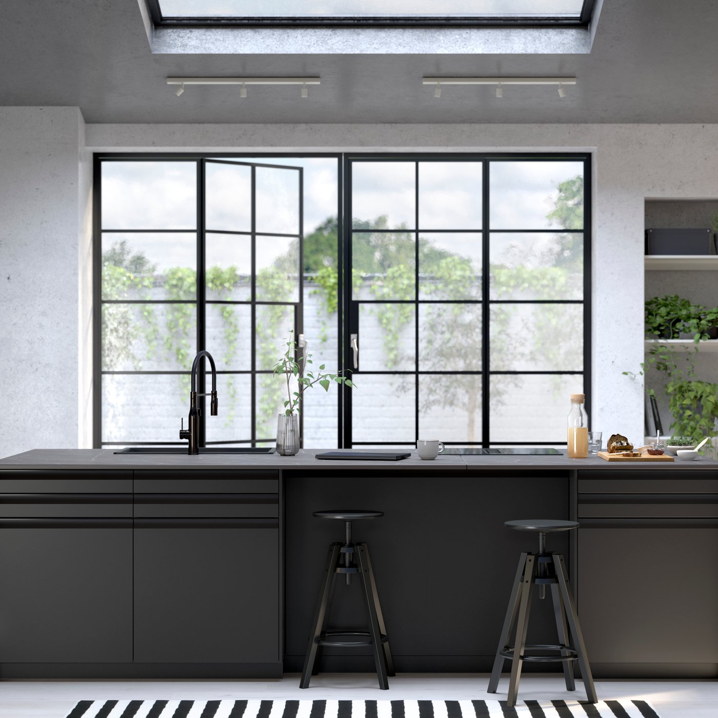 Schwarze Industrial Style Küche in einem modernen Loft. Küchenblock mit UPPLÖV Fronten in Anthrazit.