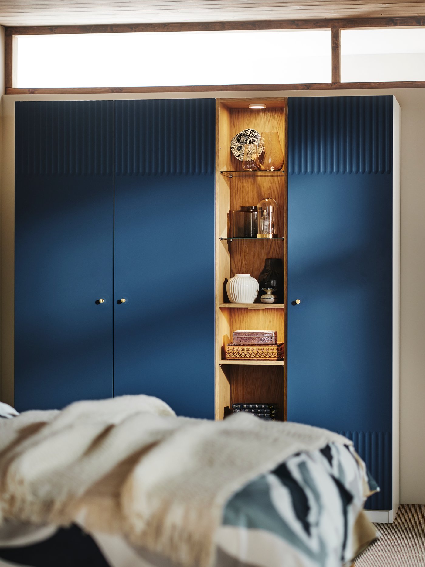 A green-brown KONSTFULL vase in the bedroom