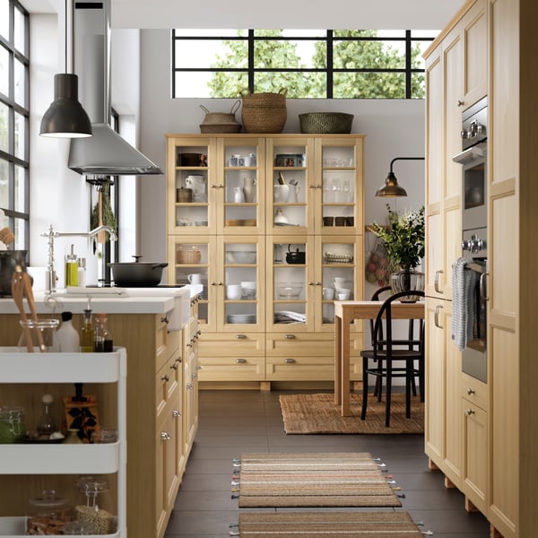Eine Holzküche von IKEA mit hellen FORSBACKA Küchenfronten.