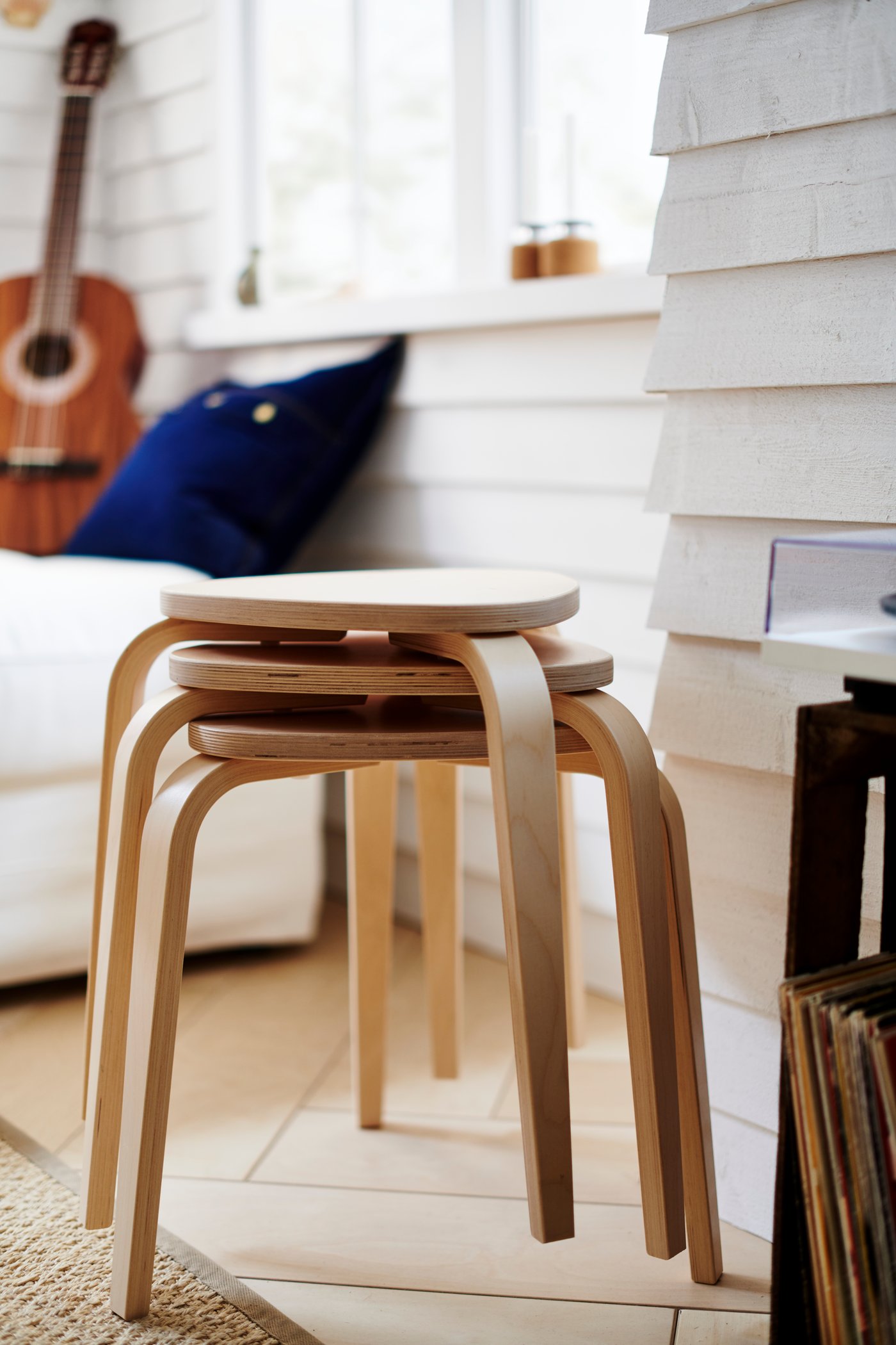 Uno sgabello KYRRE in betulla nella sala da pranzo