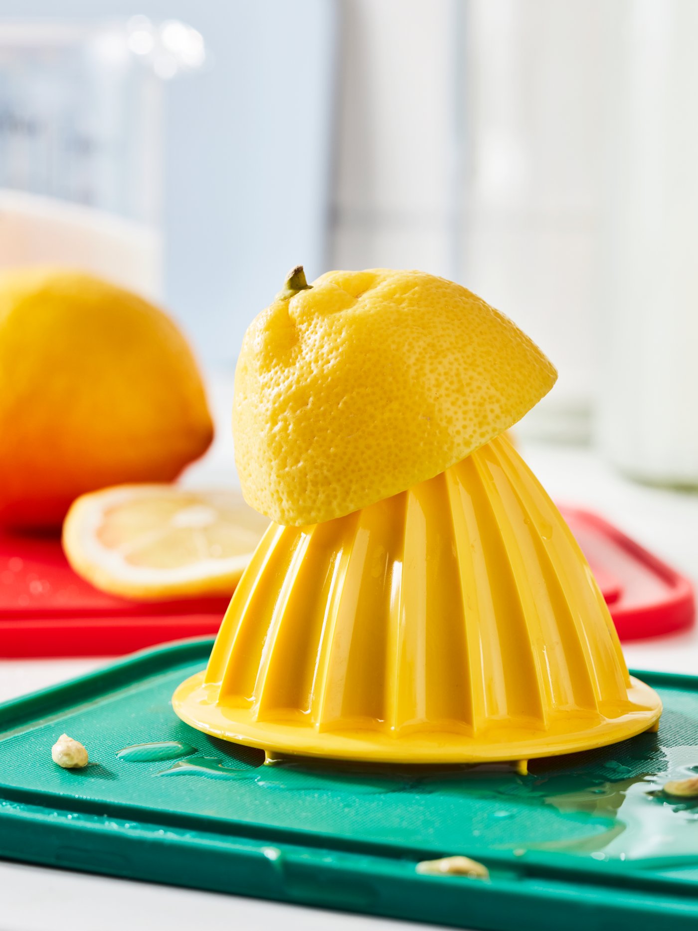 Permukaan kerja dengan separuh lemon pada landas cencang IKEA 365+ dan bahagian atas berwarna kuning bagi pemerah sitrus SPRITTA.