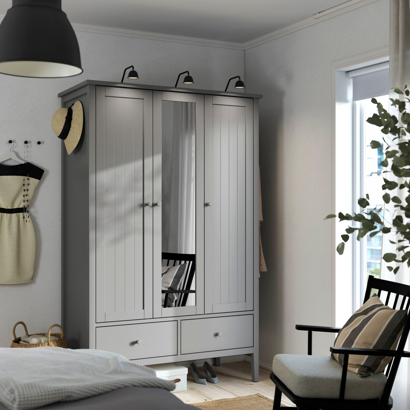 Une armoire-penderie grise dans une chambre à coucher