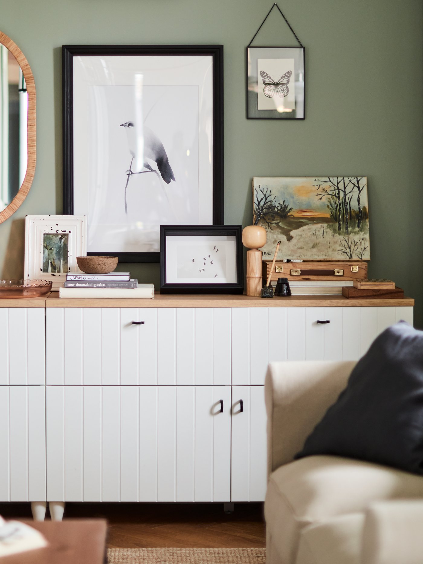 A black stained EDSBRUK frame in the living room