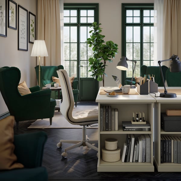 Silla MULLFJALLET beige en una sala de estar.