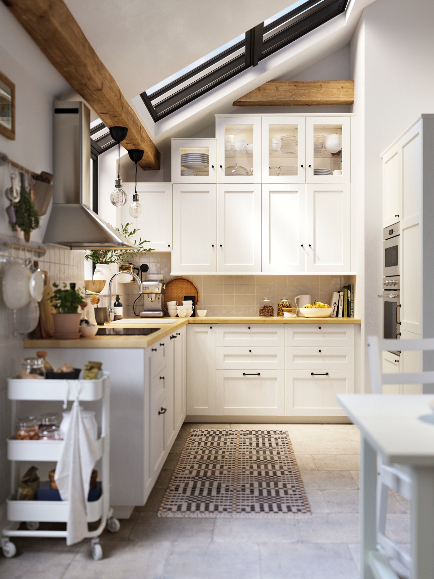 Ett vitt sommarstugekök med snedtak.