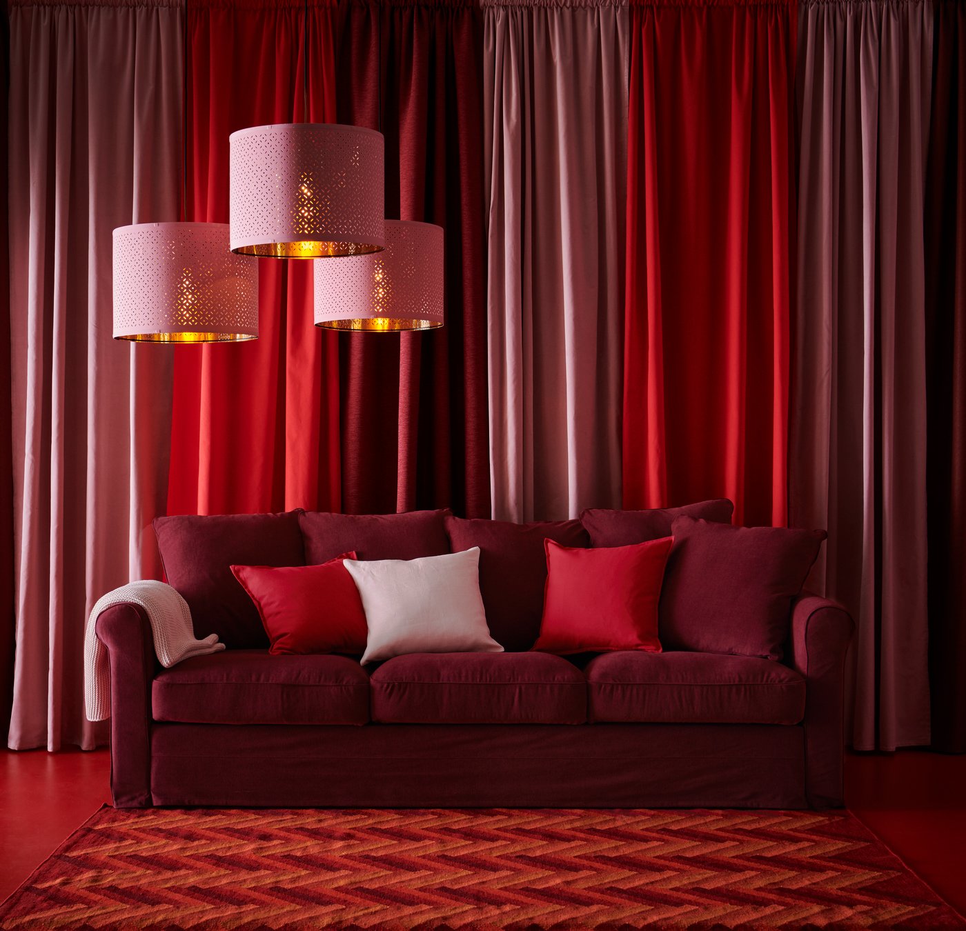 Un abat-jour NYMÖ couleur rose/laiton dans le salon.