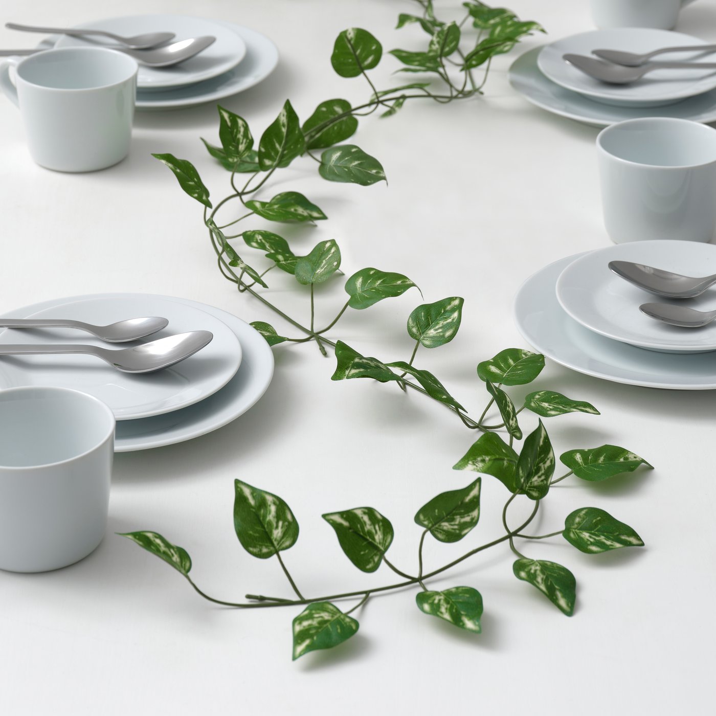 An in/outdoor SMYCKA artificial garland