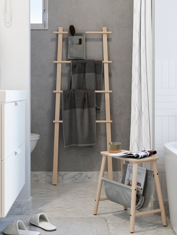 Un baño con toallero de madera VILTO y un butaco VILTO.