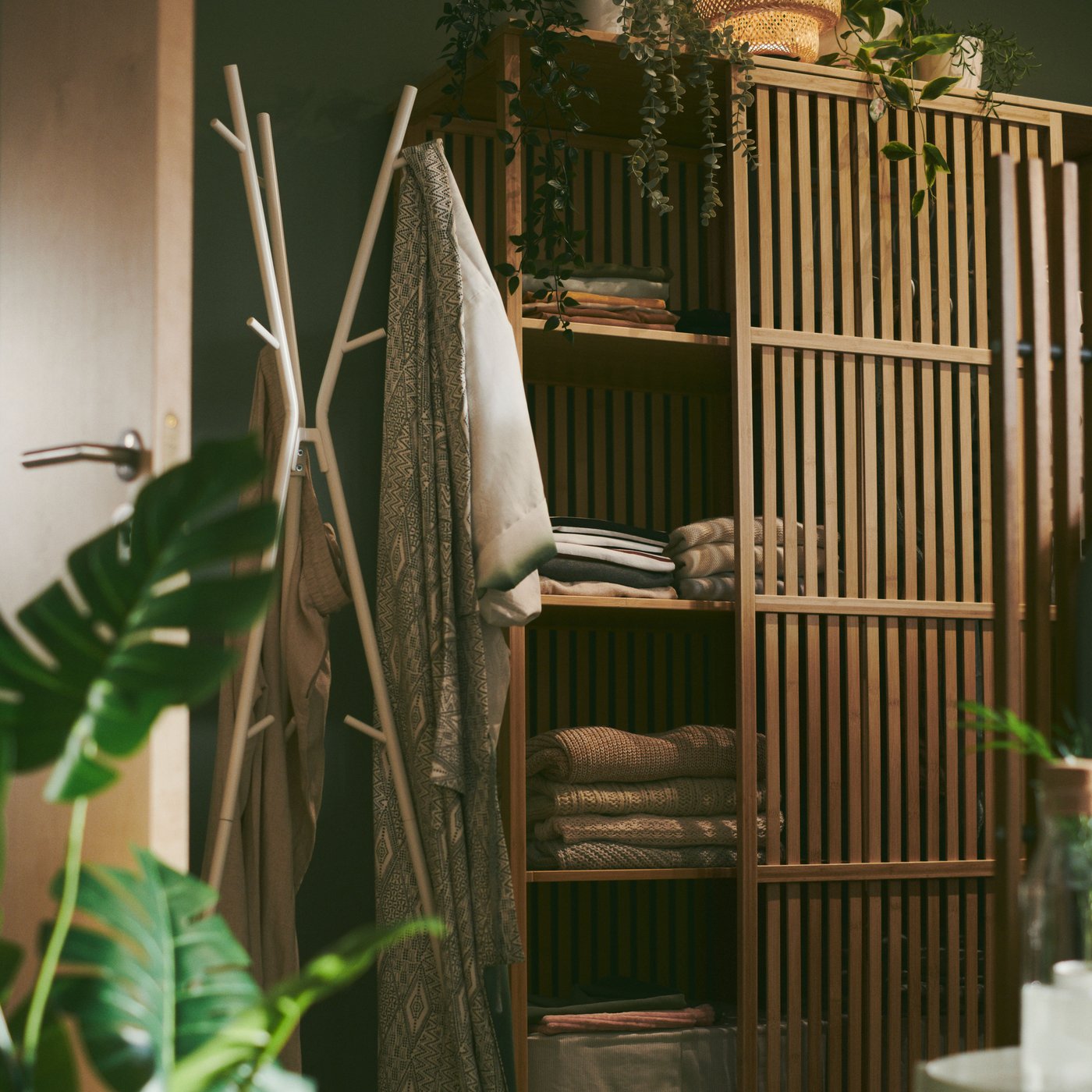 Lavabo amb un armari obert NORDKISA amb porta corredissa.