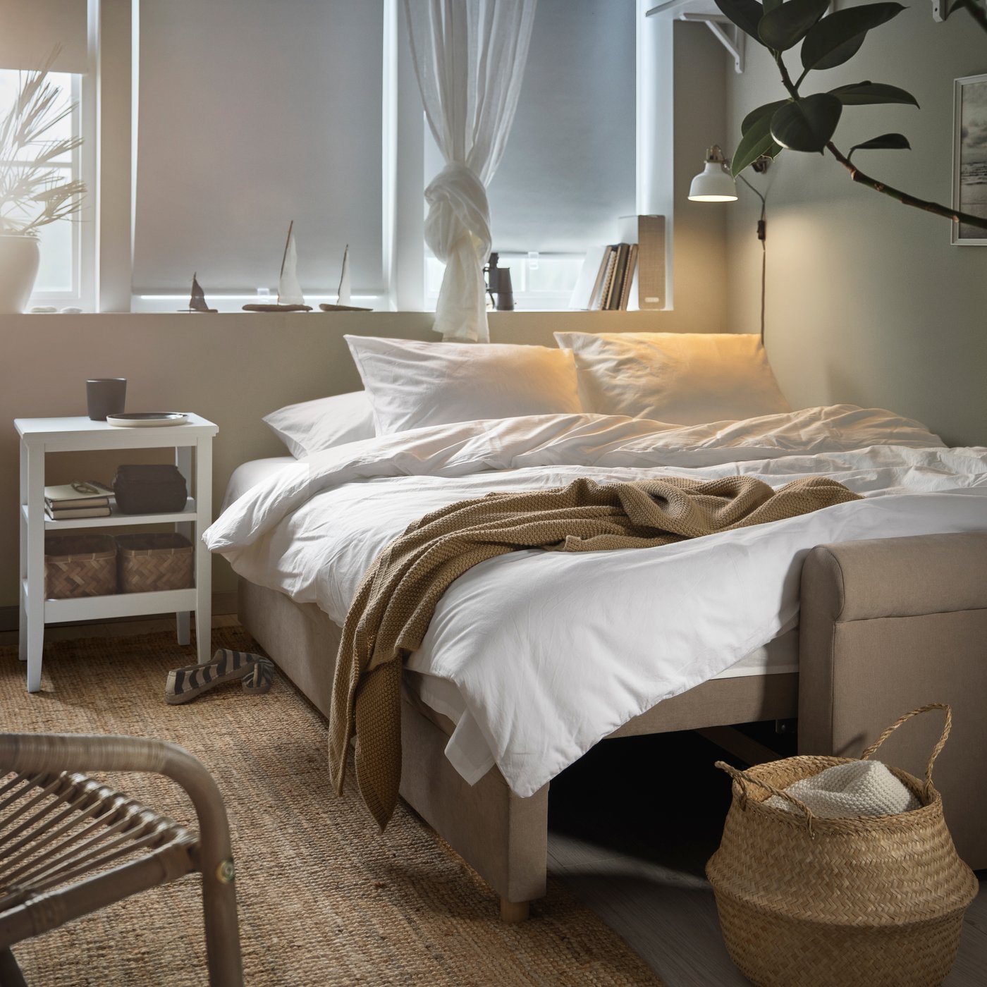 Pokój dzienny z rozłożoną beżową sofą rozkładaną DÅNHULT.